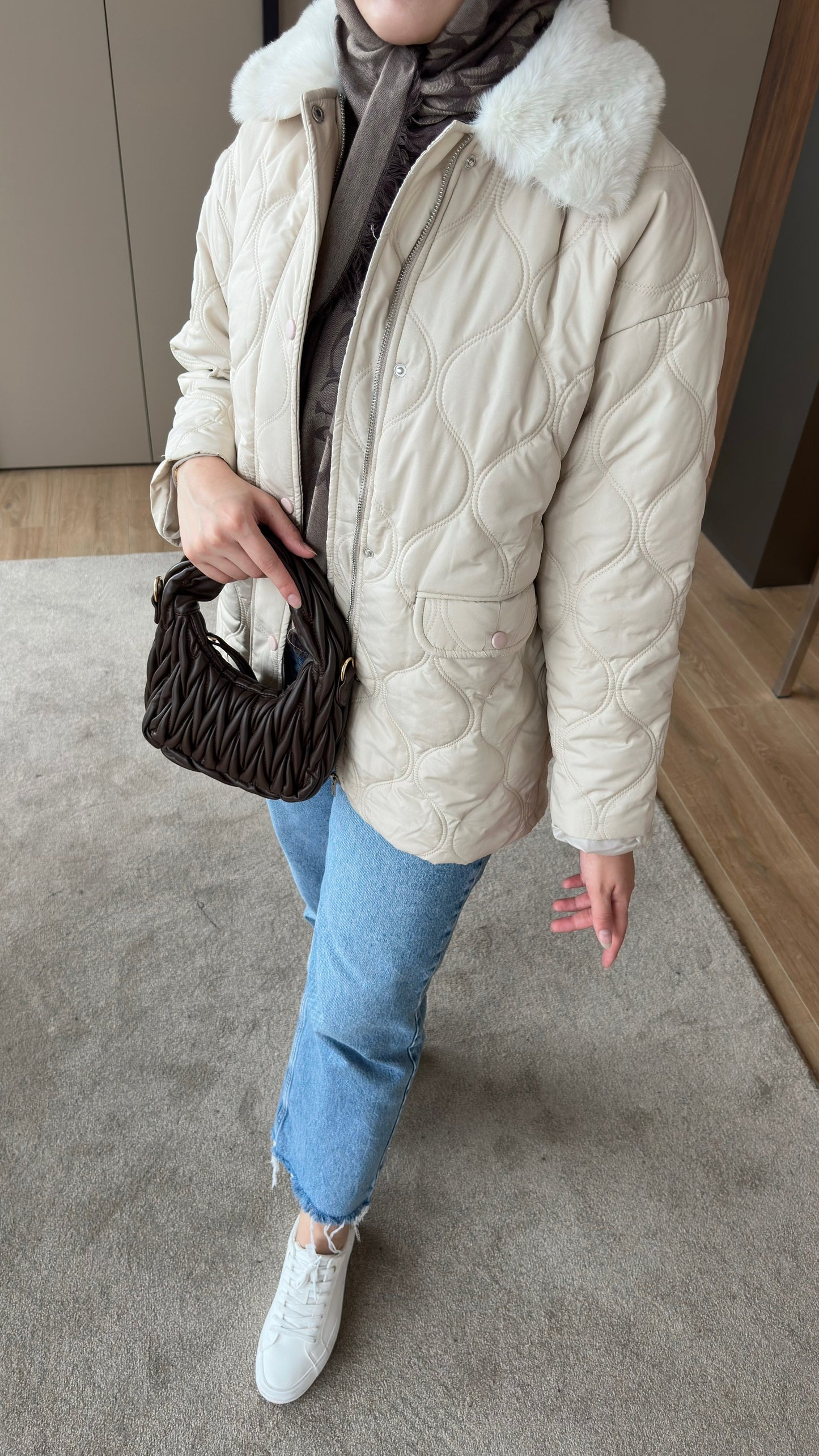 Yakası Kürklü Kapitone Ceket Krem