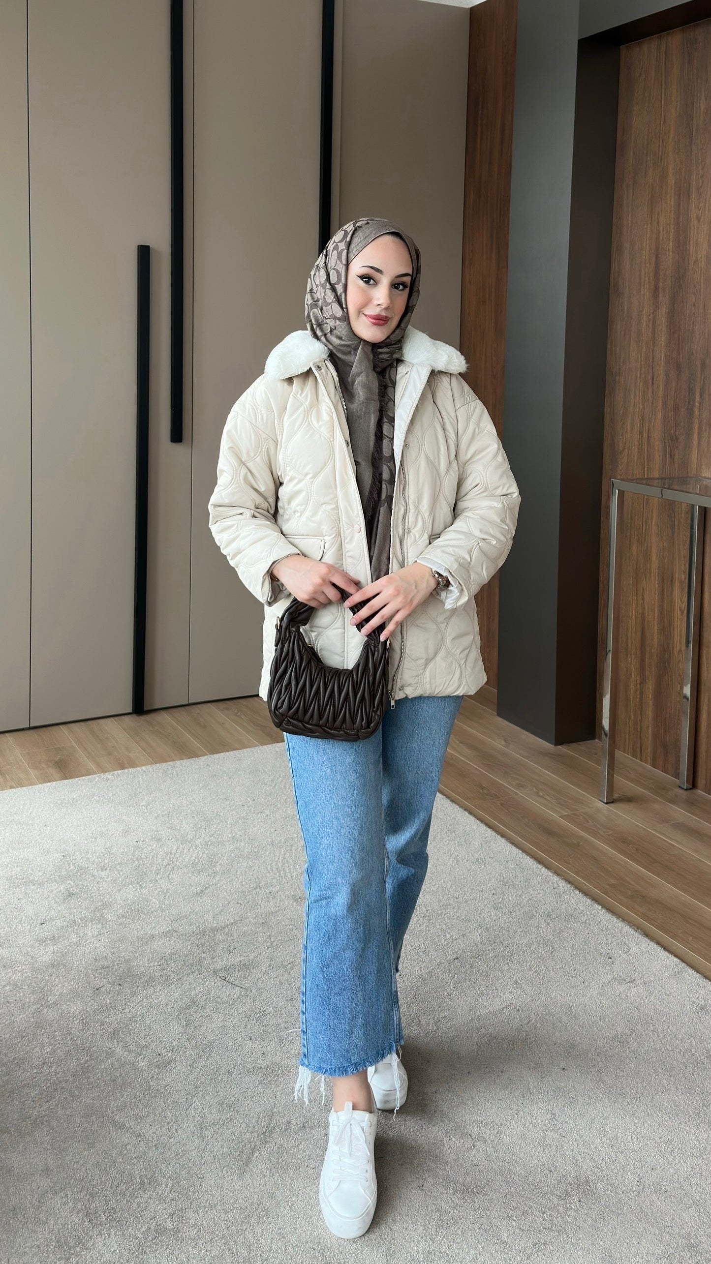 Yakası Kürklü Kapitone Ceket Krem