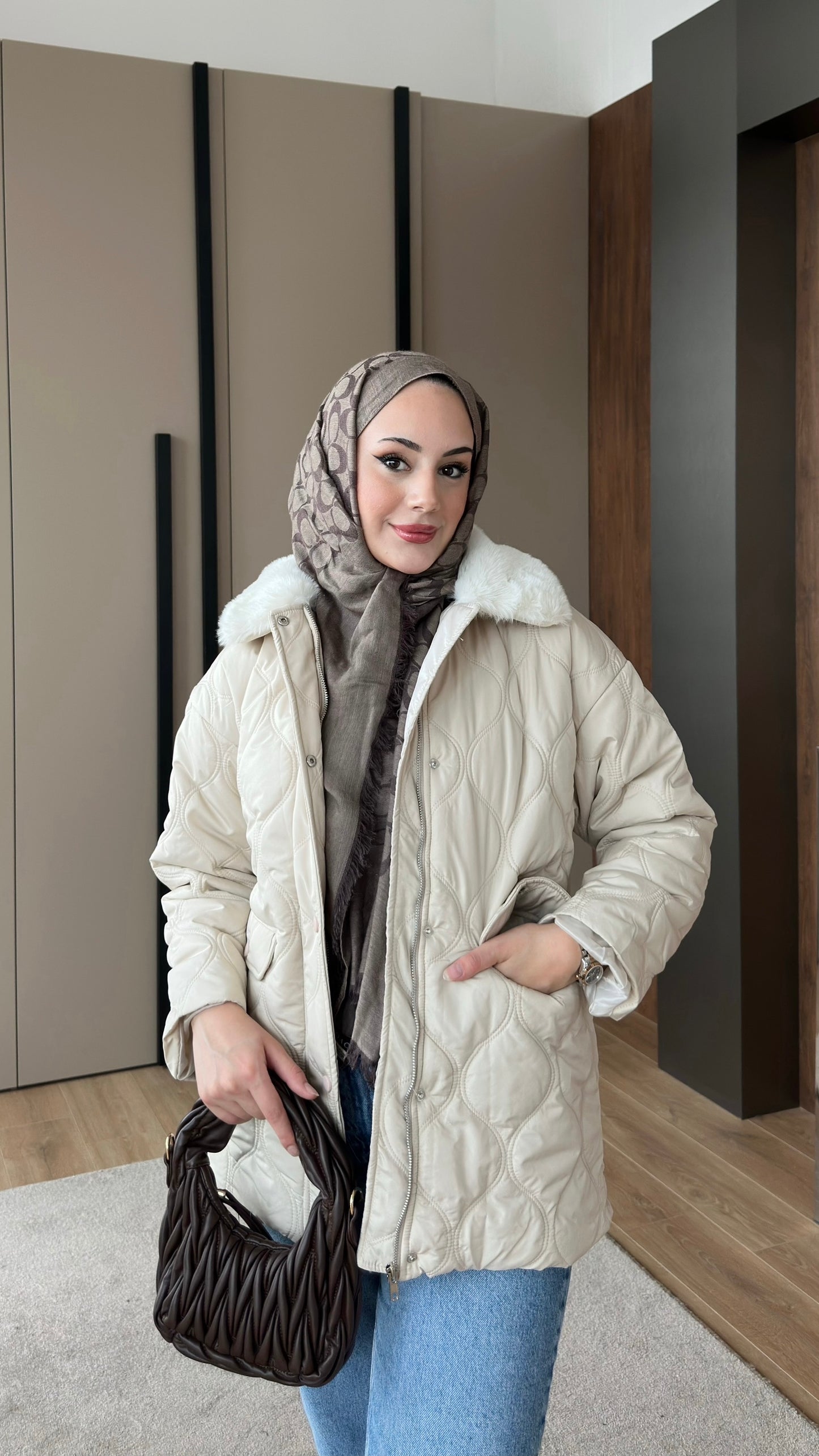 Yakası Kürklü Kapitone Ceket Krem