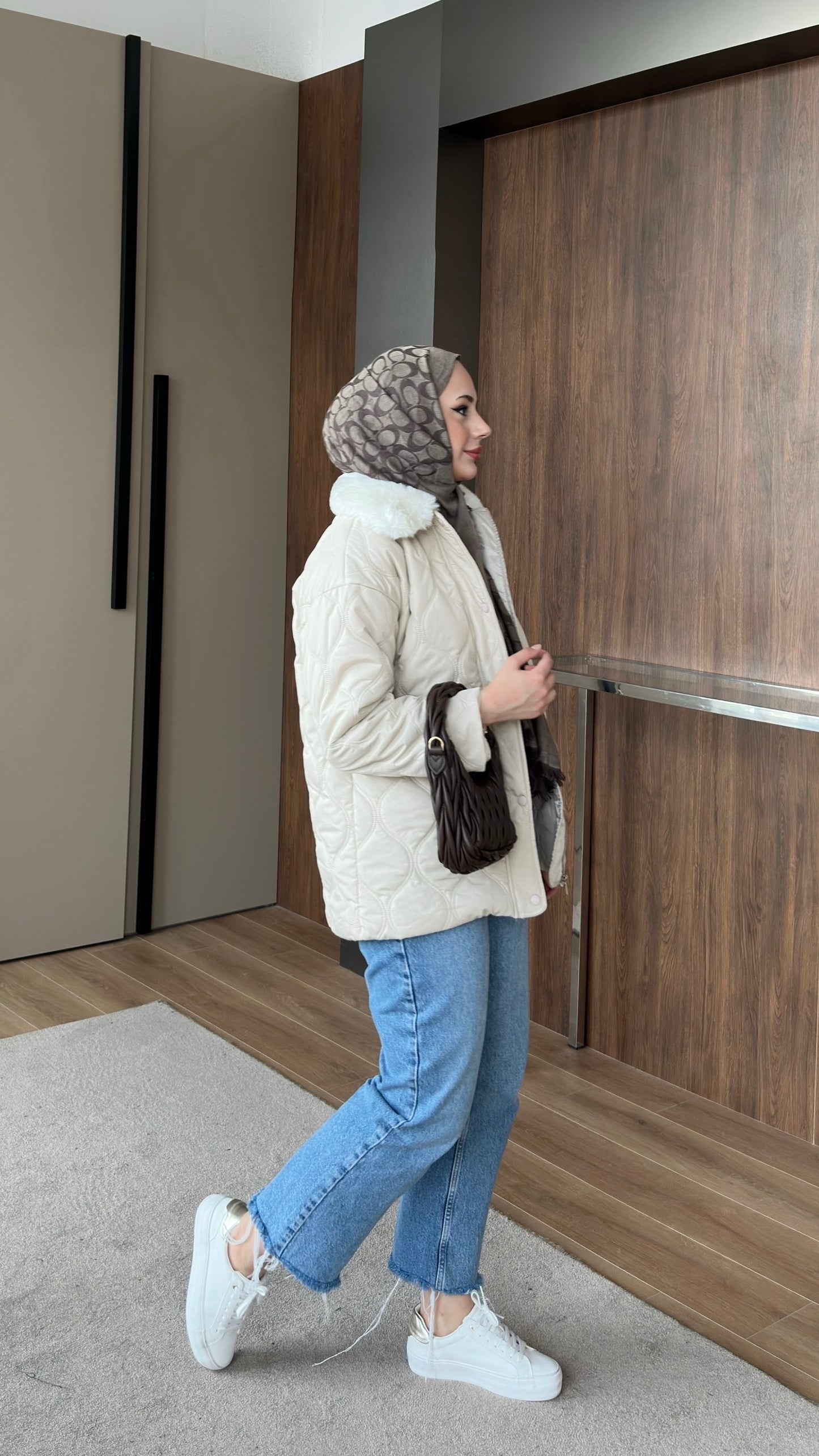 Yakası Kürklü Kapitone Ceket Krem