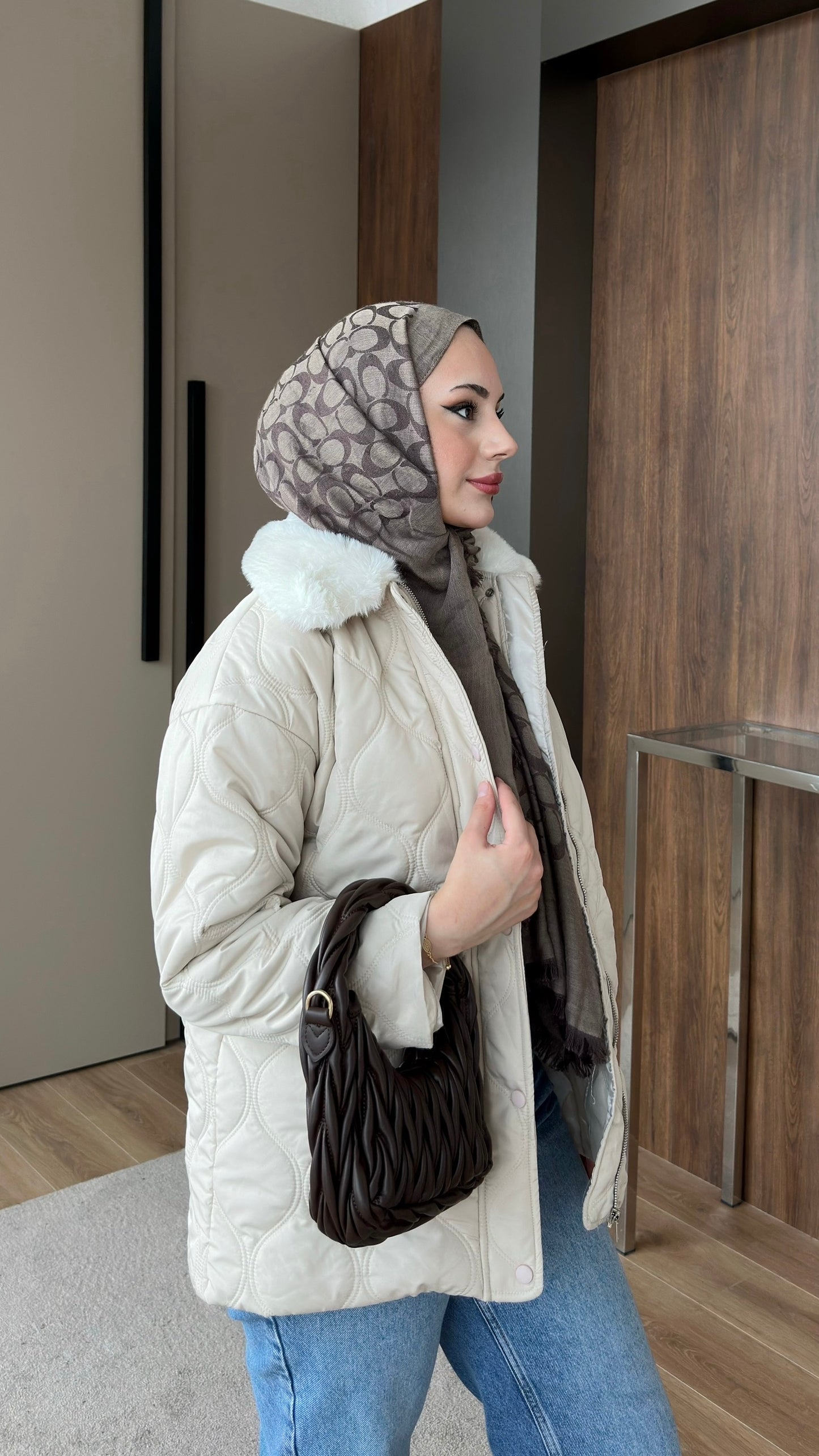 Yakası Kürklü Kapitone Ceket Krem