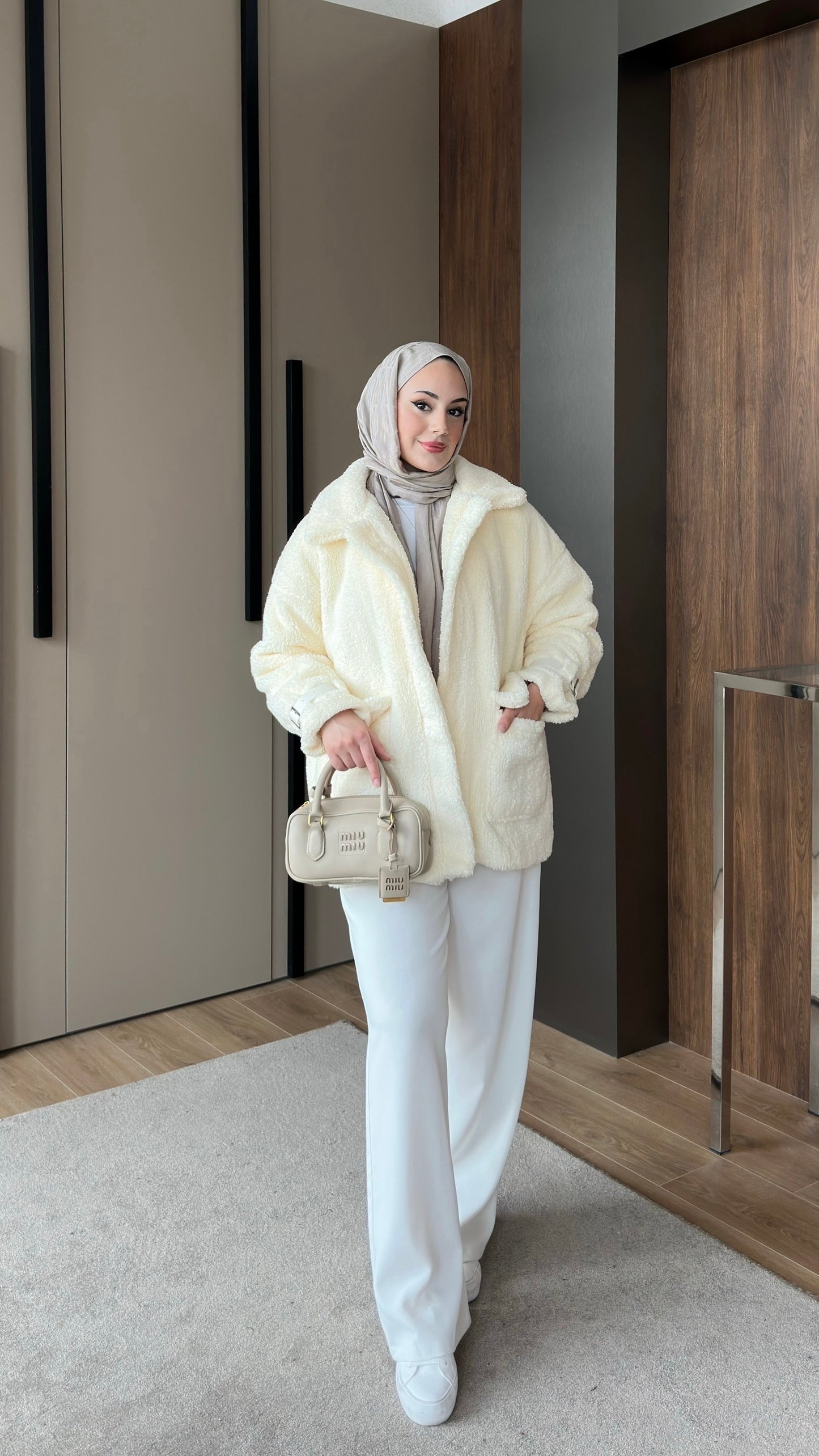 Kolları Kemer Detaylı Peluş Ceket Krem