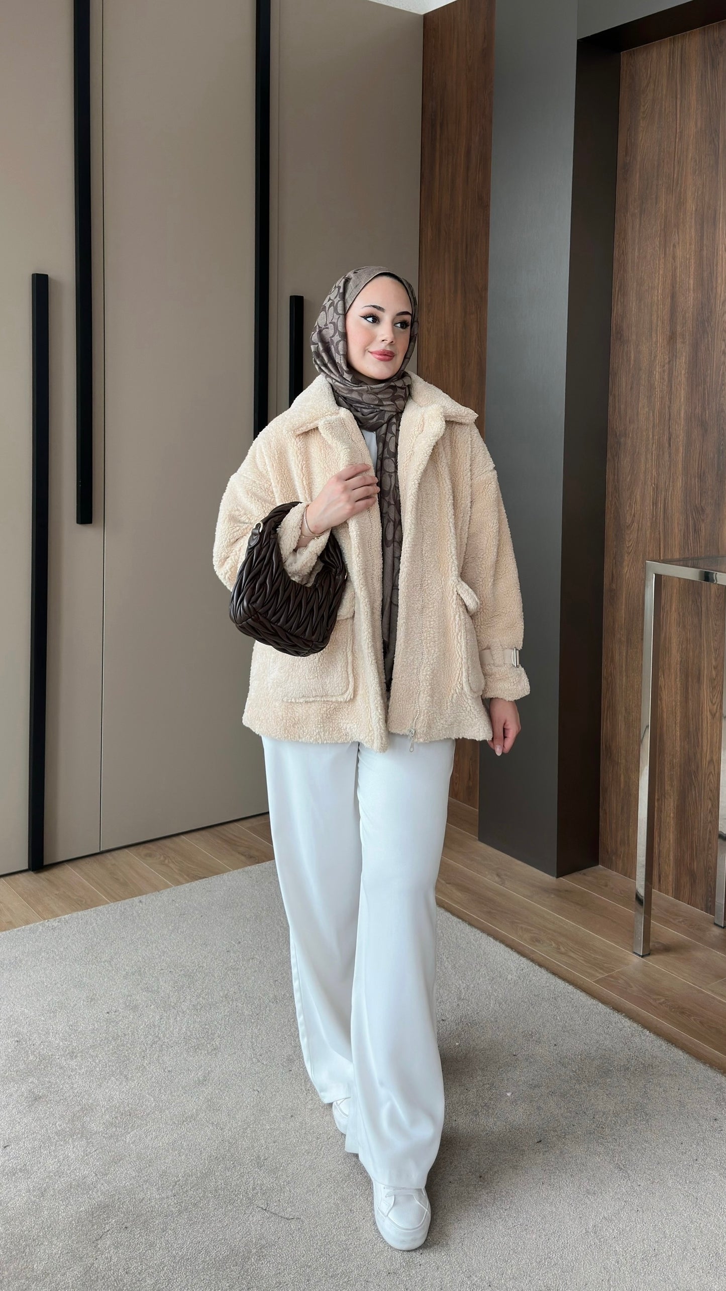 Kolları Kemer Detaylı Peluş Ceket Bej