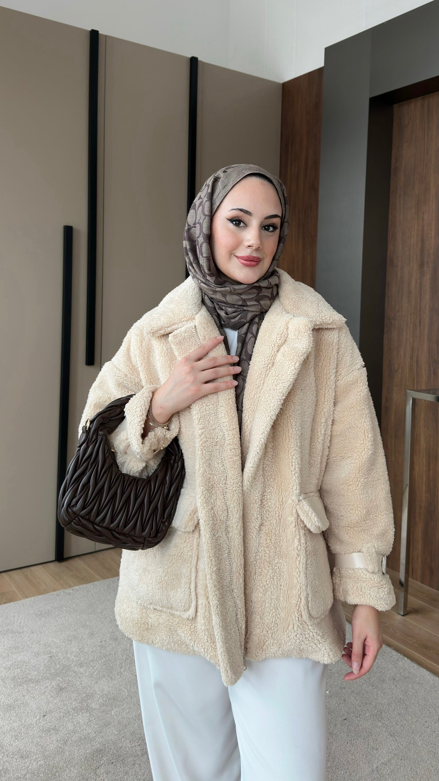 Kolları Kemer Detaylı Peluş Ceket Bej