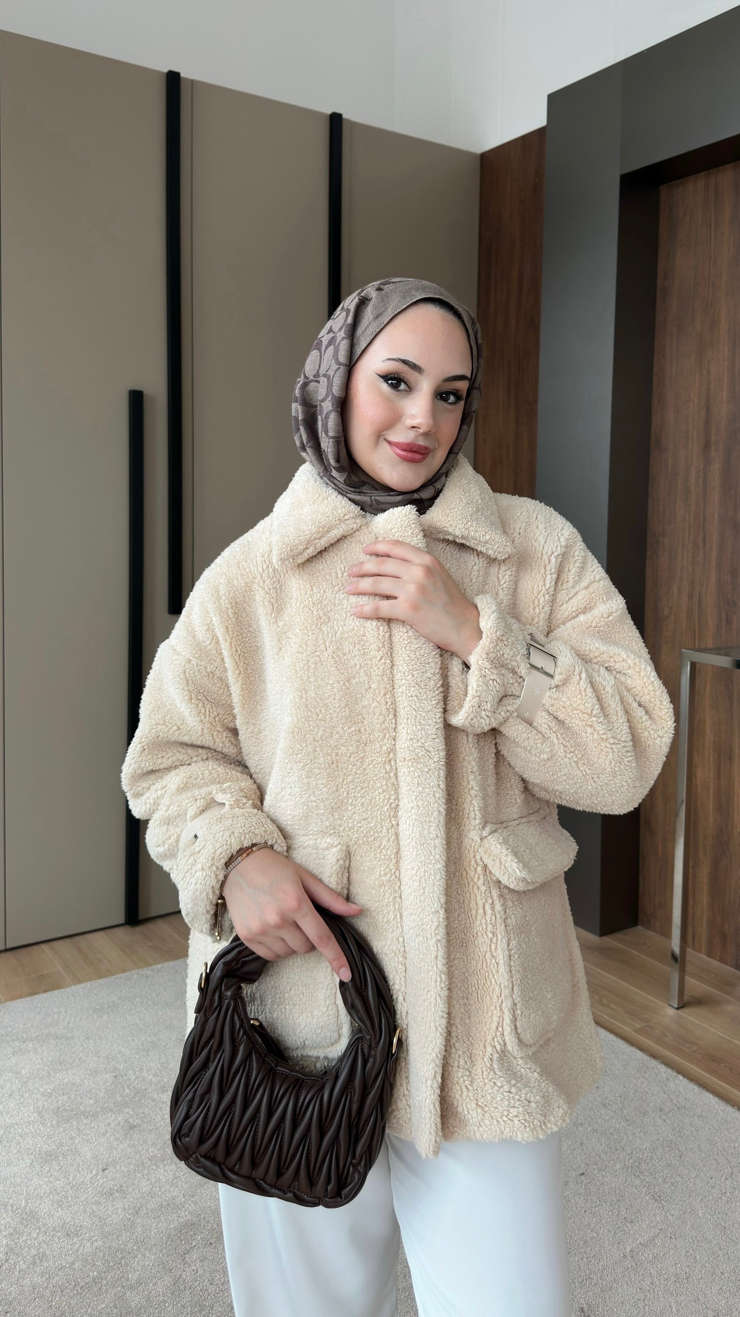 Kolları Kemer Detaylı Peluş Ceket Bej